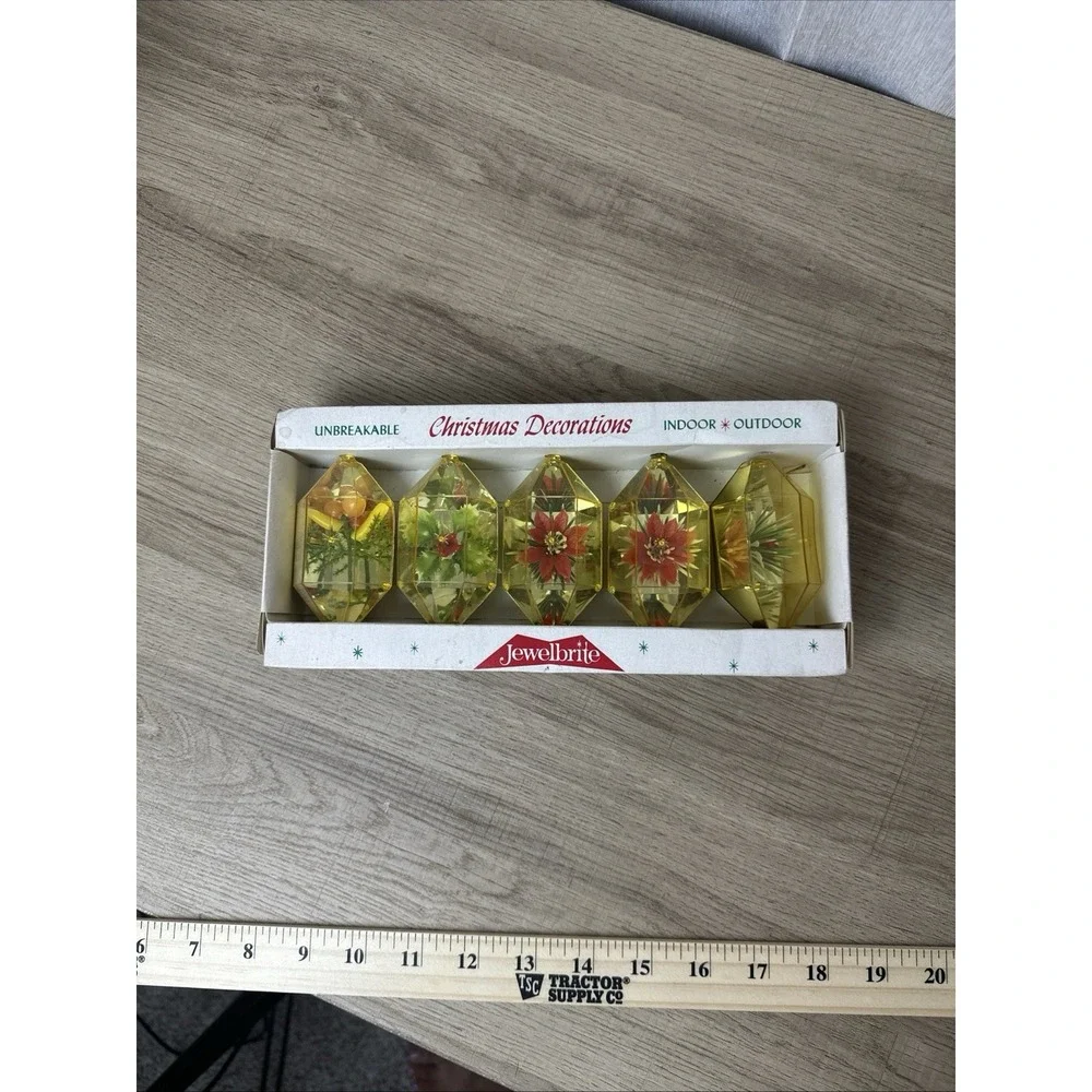 Vintage Jewelbrite Unbreakable Plastic Diaroma‎ Christmas Ornaments